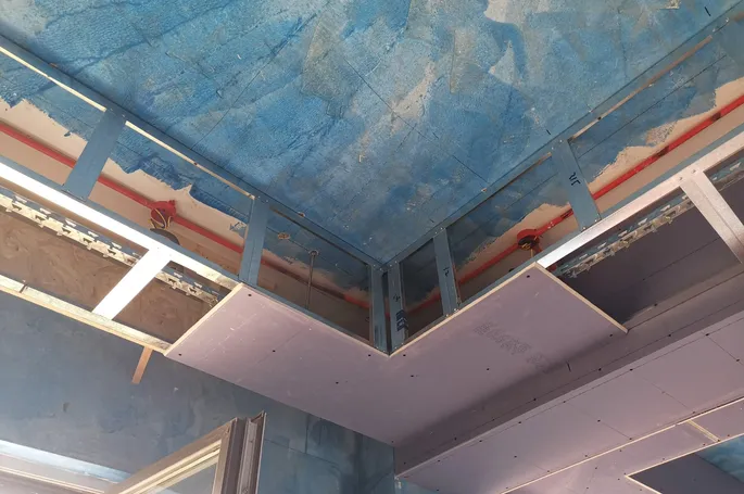 1/9泰安装修/轻舟工艺:石膏板吊顶拐角处采用l型连接,有效降低转角处