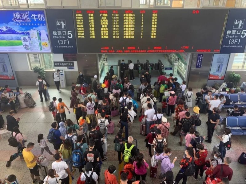 暑期大客流来袭，火车站客流日均破40000人次