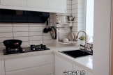 4㎡小厨房纯白设计,正方形的空间收纳井井有条,网友:太牛了