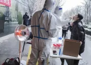 防疫除雪争分夺秒，风雪中的他们步履不停……
