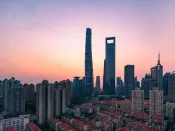 人民币逆风上行显强势 释放汇率弹性正当时