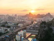 稳增长组合拳显效 2月PMI超预期回升至50.2%