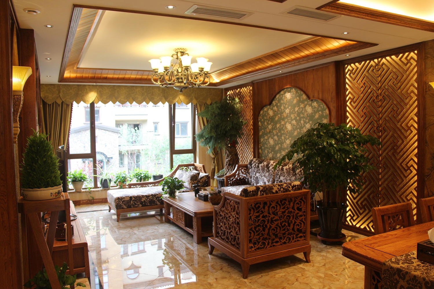 东南亚风格的家具及饰品装扮两层复式的空间