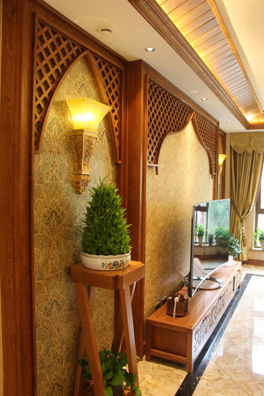 东南亚风格的家具及饰品装扮两层复式的空间