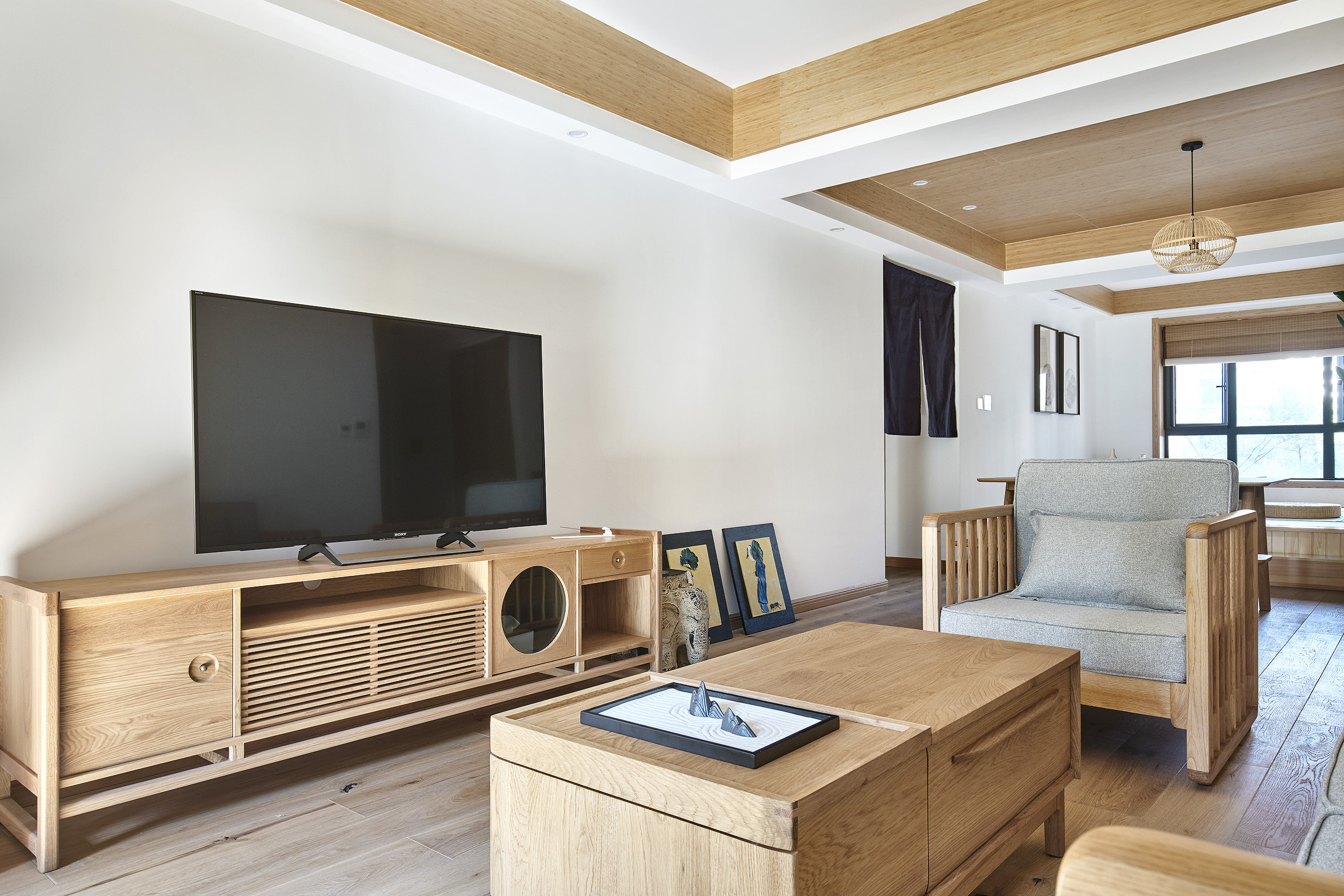 122平米的四居室装修案例欣赏，将原木风融入到现代生活当中。