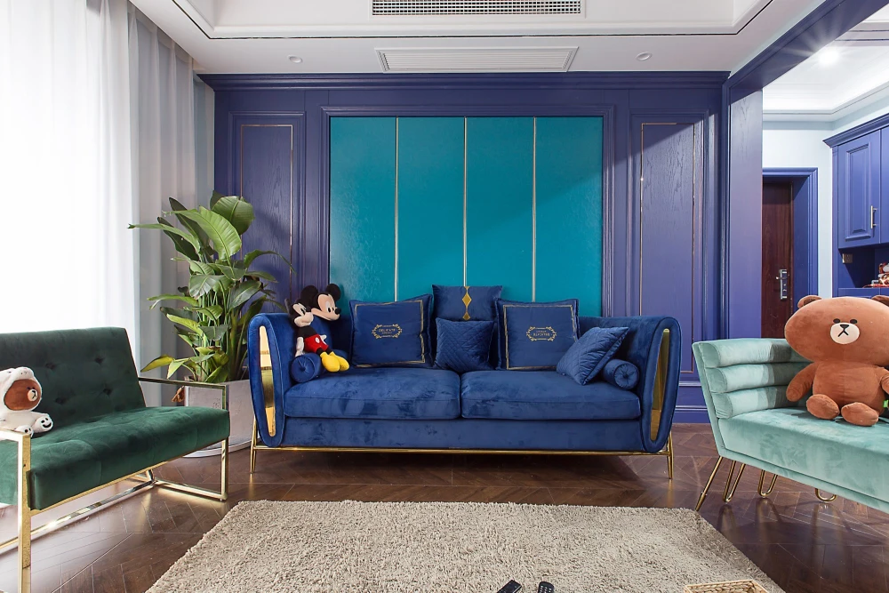 宝蓝色本身就是一个非常亮丽的颜色,整个色调的搭配和把控很重要客厅