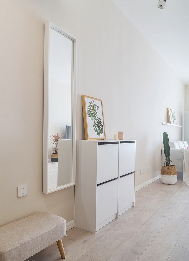 温和的米色墙面搭配白色柜子,文雅朴素的同时,演绎清新恬淡的风格