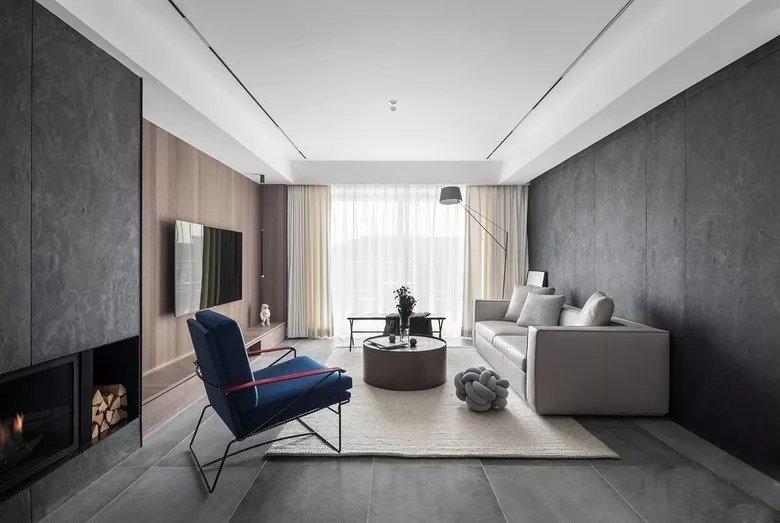 现代三居室，在灰色中加入木色显得好舒适~
