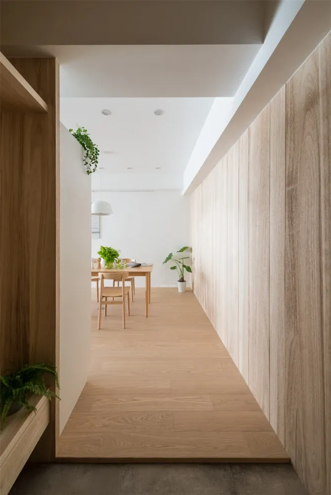 木质地板简约而利落,极简风格带来一种轻松自然的感觉.