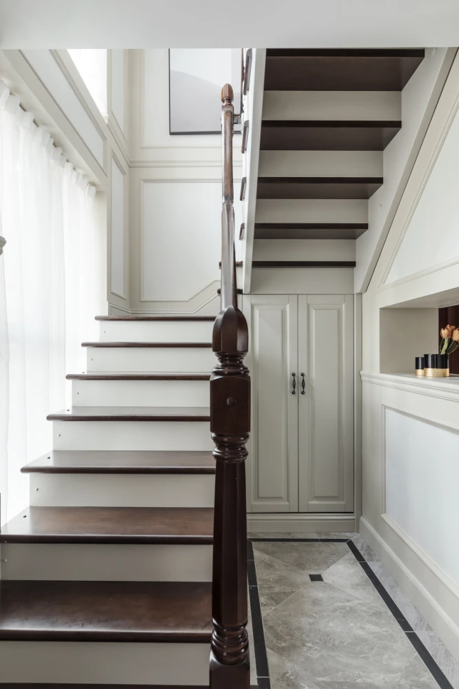 楼梯间,选用的色彩比较简约,下方还有一个储藏杂物的小房子.