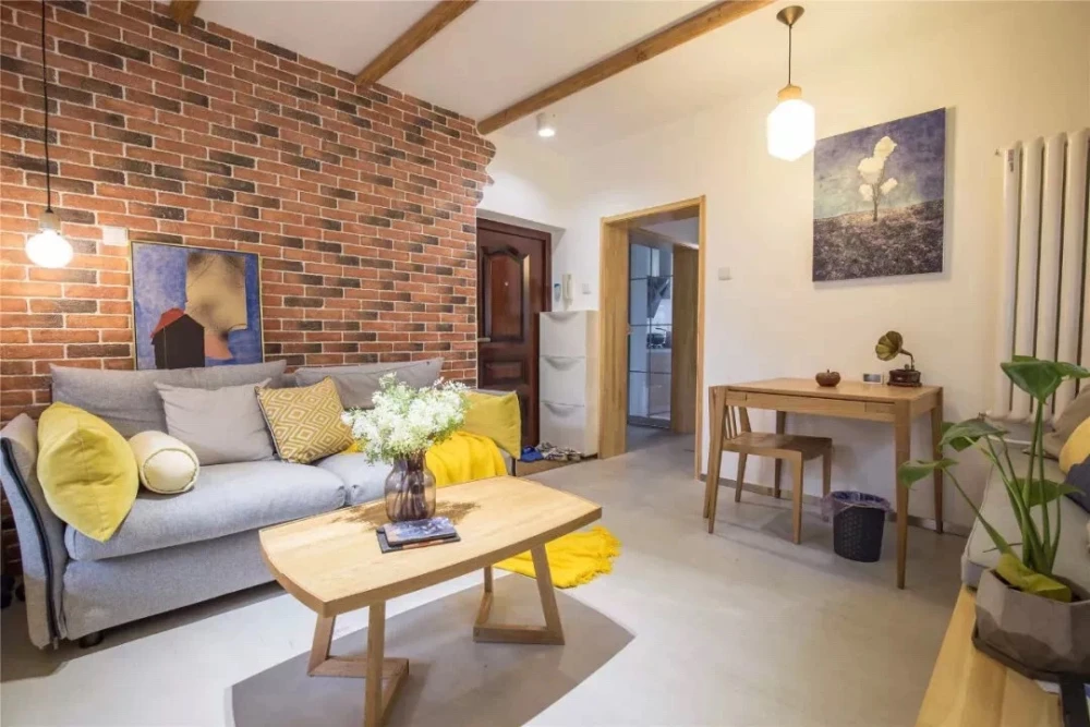 64㎡单身公寓，简约木质感+红砖，舒适自然！