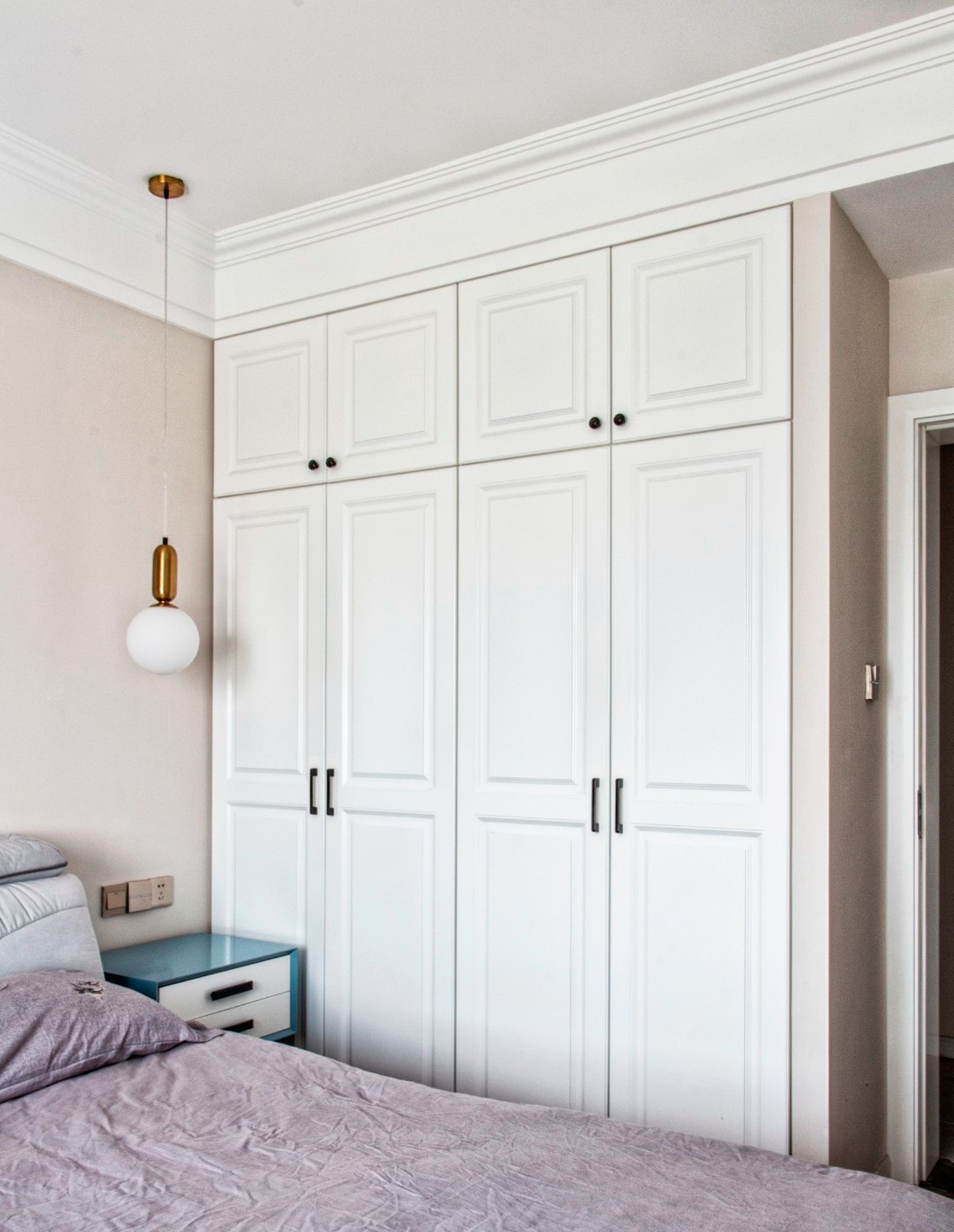 主卧衣柜也是采用简美风格的白色门板,再配一个北欧轻奢风的床头吊灯