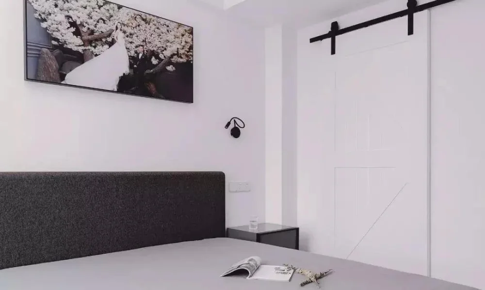 113㎡酷黑+木色三居室，现代质感空间