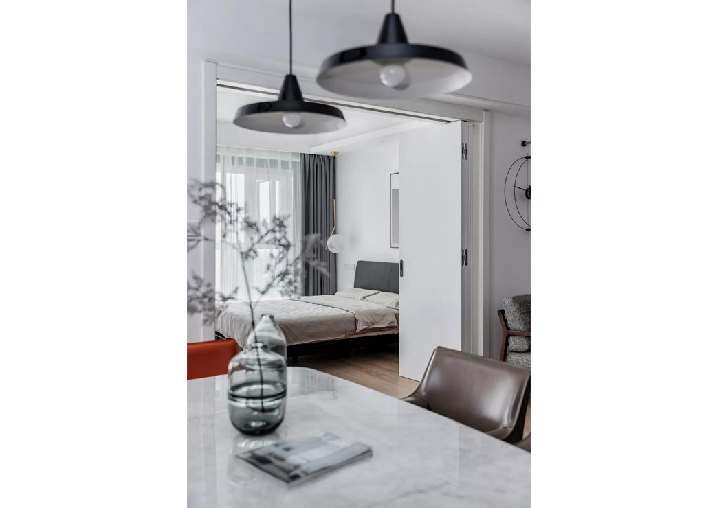 83平的现代风二居室，黑白灰与温馨木质的结合