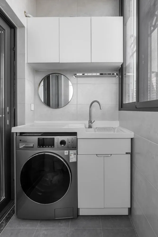 阳台的空间当然也不能浪费,白色洗衣机柜与灰色地面瓷砖搭配显得简单