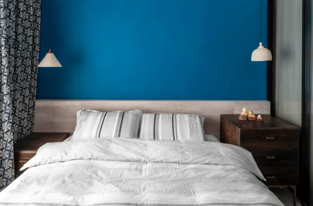 深蓝色的床头背景墙,让人一下子就想到了遥远的大海,宁静而悠远,这样
