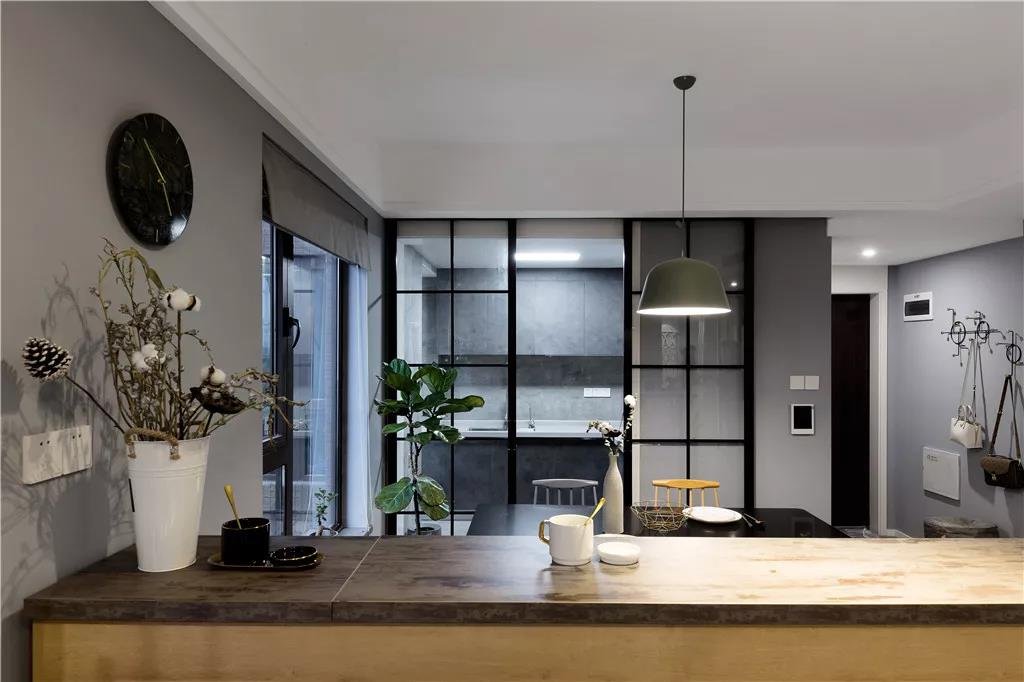 铂悦澜庭实例，100平米的三居室，质感与时尚并存的现代风装修。