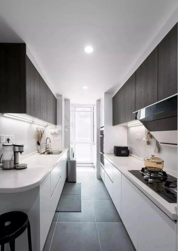 厨房擦用了双一字型的格局,灰色的地砖,白色的橱柜,形成了对比.