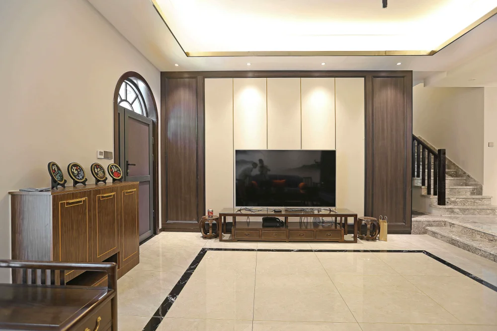 一楼客厅采用原木色为主色调,搭配米白色的背景墙,地砖,仿佛穿越到了