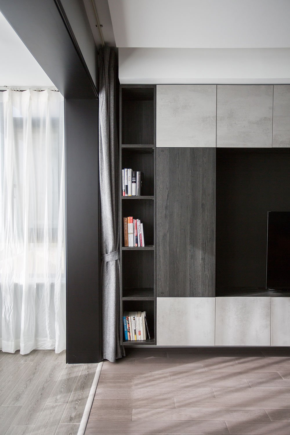 高级灰+纯黑电视墙，打造精致实用的两居学区房