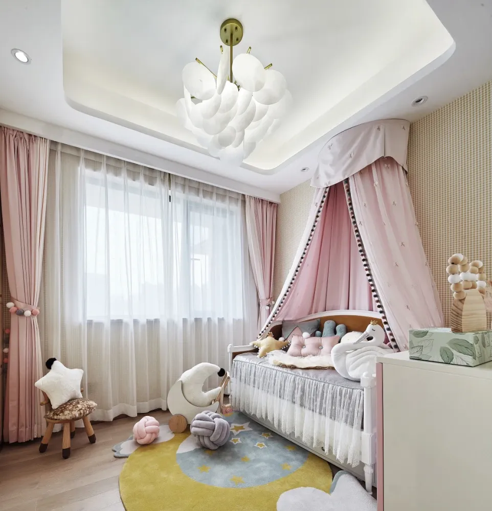 婴儿房以粉色为基调,就像是婴儿细嫩脸颊,充满稚嫩可爱的气息.