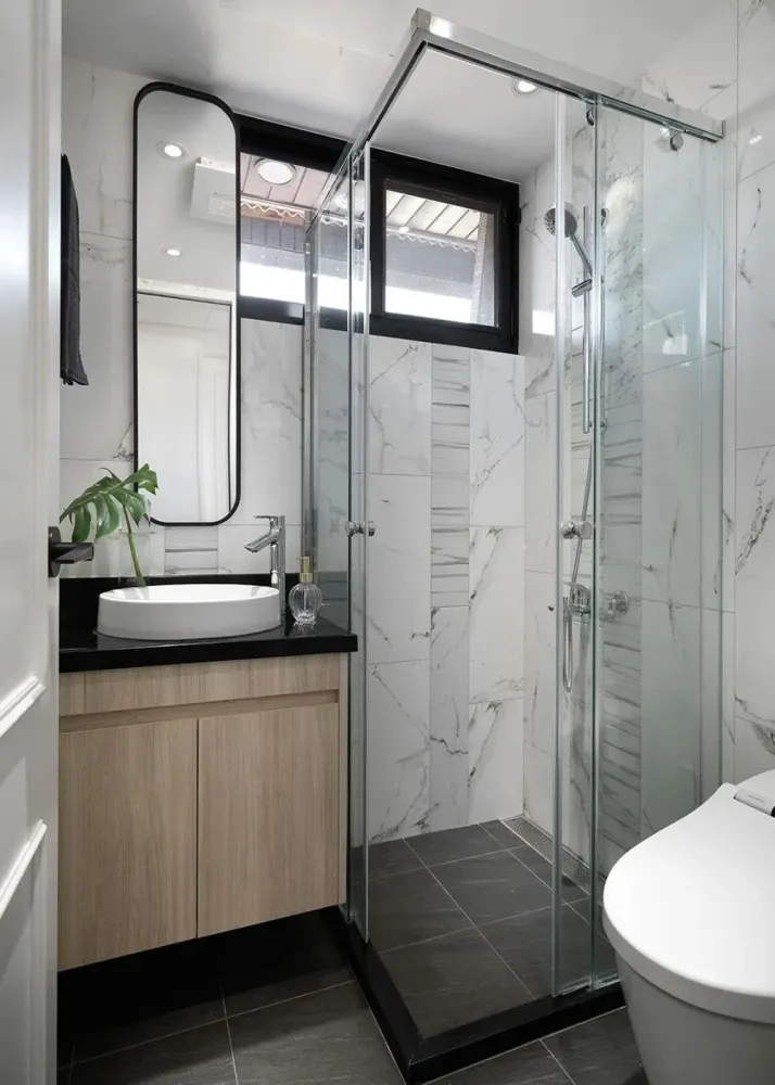 次卫是一个明卫生间,窗户比较高,采光一般,选择了亮白色的瓷砖.