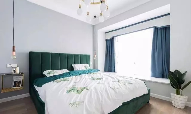 100平三居室，墨绿色的卧室清新复古又高级