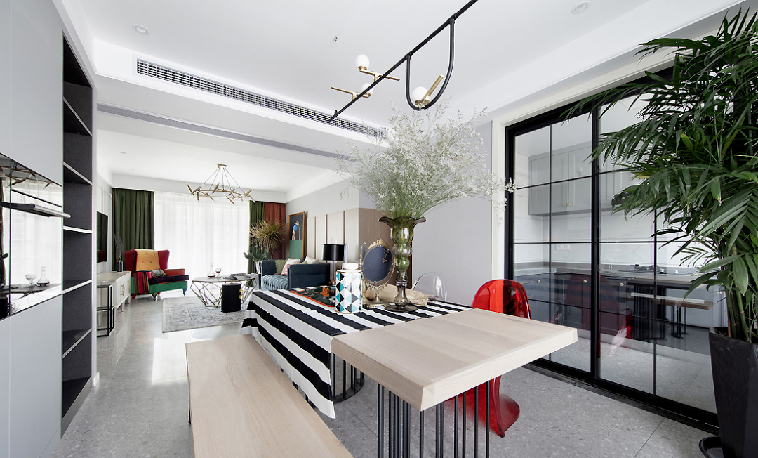 131平米的三居室装修案例欣赏，将美式风融入到现代生活当中。