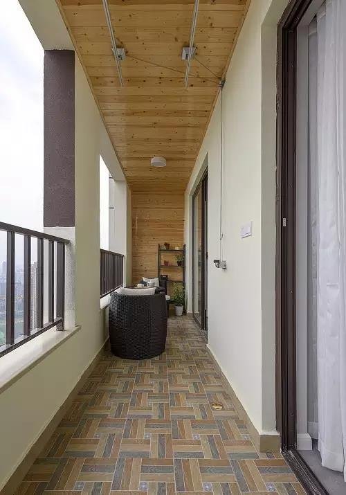 70平的日式风格小户型，水泥地面搭配木色墙砖