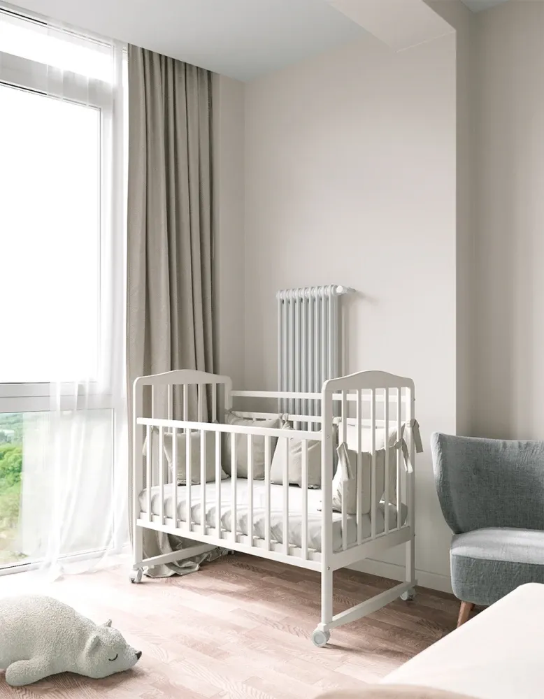 构筑更多收纳空间的同时,也能摆放婴儿床形成一块照看婴儿的明亮区域