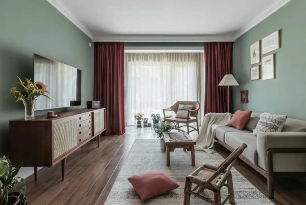80㎡现代简约风，浅绿色墙搭配木质家具