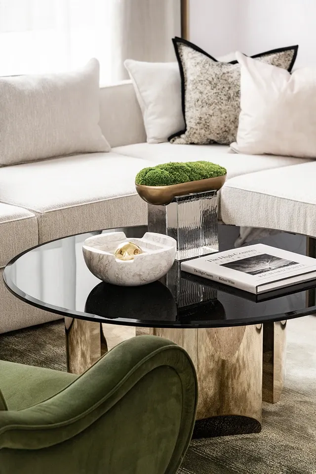 比如造型独特的墨绿沙发,还有几何图案感十足的画作走进客厅之中,似乎